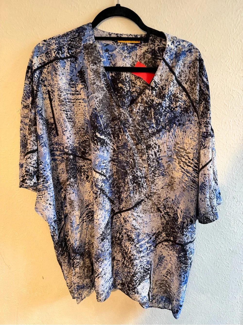 Alice + Olivia Abstract Blue and Gray V-Neck Tunic